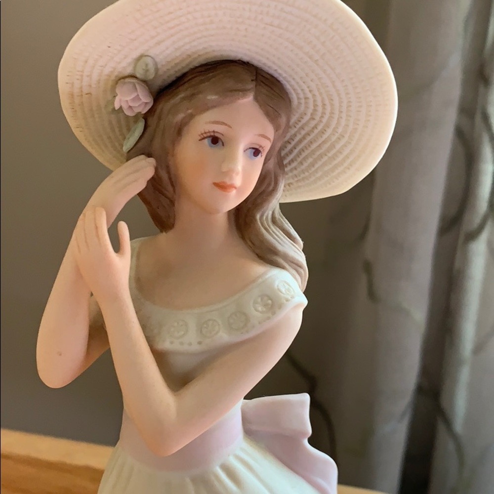 Statue - Picture 2 of 4